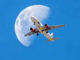 飞机在空中飞跃月球