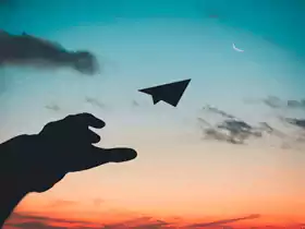 紙飛機飛行在夜空