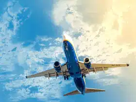 飛機飛越天空 飛機飛越天空