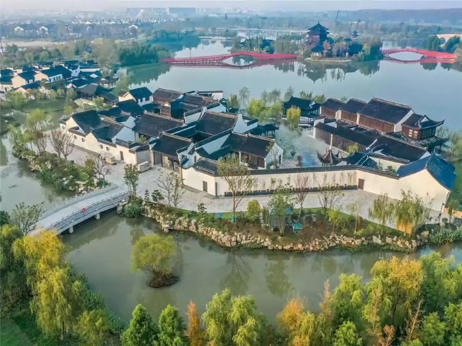 頤和湖畔酒店,便恰好落在這處公園深處 頤和湖畔酒店,便恰好落在這處公園深處