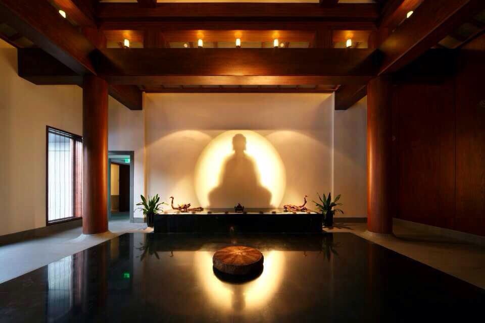 大堂有佛祖的投影像，有“朝圣”之感
