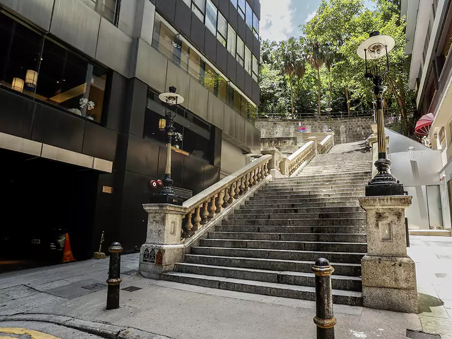 都爹利街，18世紀的花崗岩石階，以及四盞香港僅存的煤氣街燈