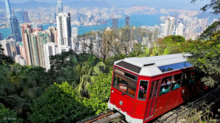 太平山纜車，沿著陡峭山坡攀至山頂，整個維港的美景便盡收眼底
