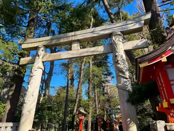 东京马桥稻荷神社 —— 双龙鸟居