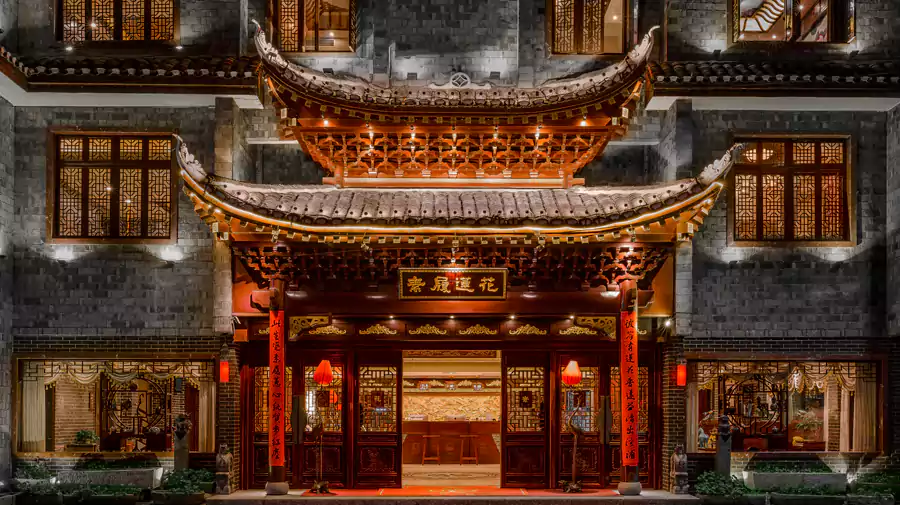 这座三层高的中式建筑群，以 &Quot;莲花&Quot; 为魂，将古典美学与湘西风情完美融合