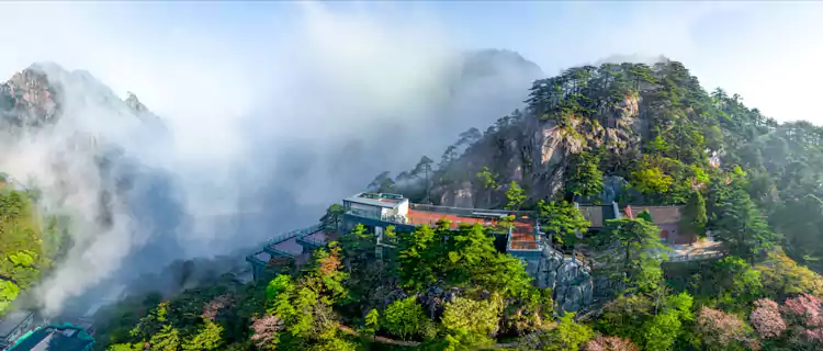 雲霧繚繞時,山峰宛如漂浮在空中的仙家勝地 雲霧繚繞時,山峰宛如漂浮在空中的仙家勝地