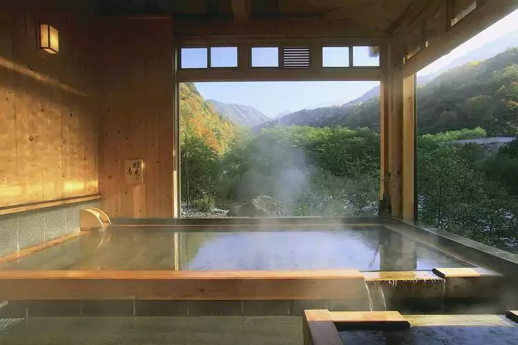 泡湯時可見河畔風光與山間綠意 泡湯時可見河畔風光與山間綠意