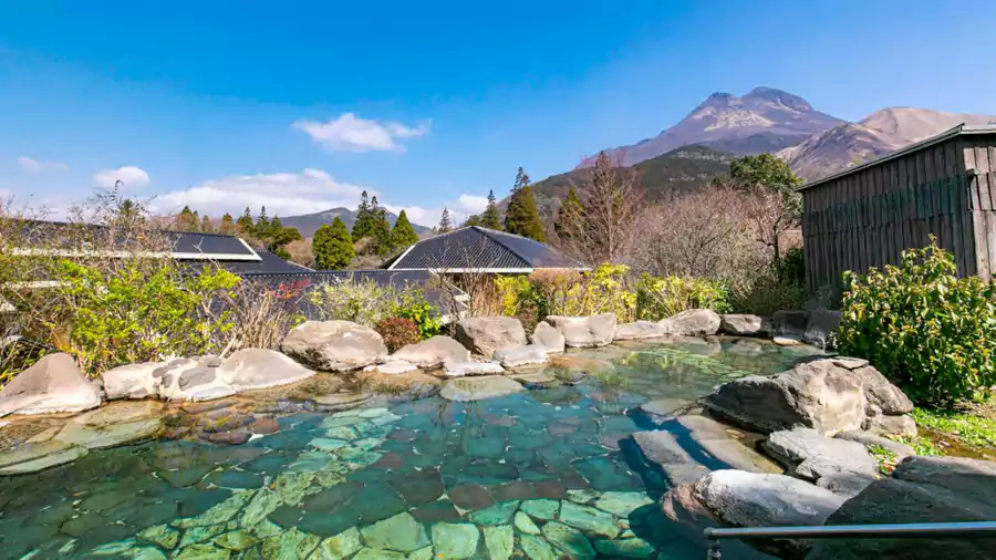 推開門便是庭院的疊石流水與遠處的山巒景致 推開門便是庭院的疊石流水與遠處的山巒景致