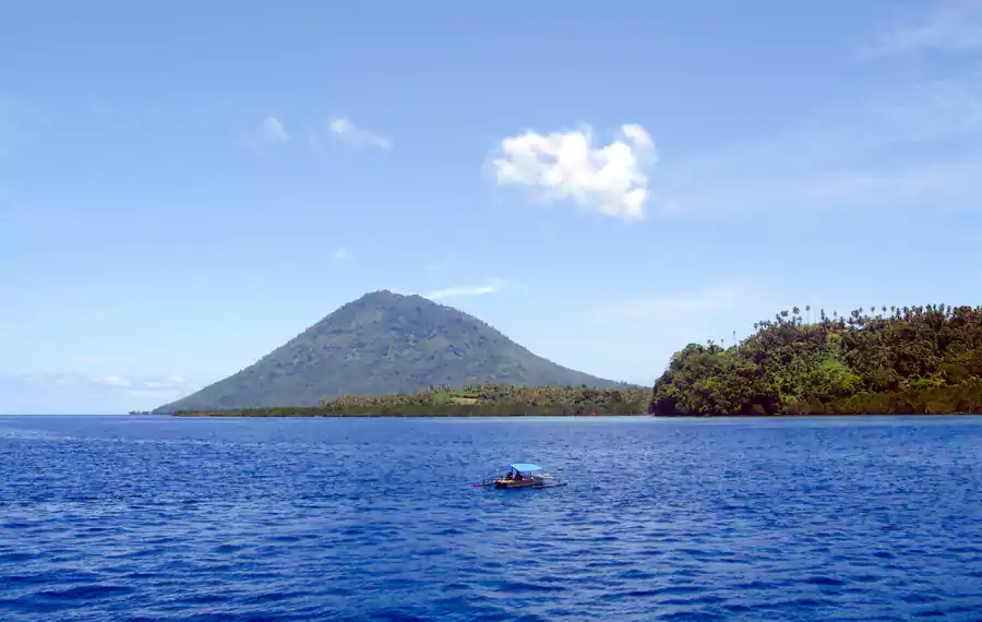 活火山就在不遠處靜靜佇立,火山腳下的餐廳飄著煙火氣 活火山就在不遠處靜靜佇立,火山腳下的餐廳飄著煙火氣