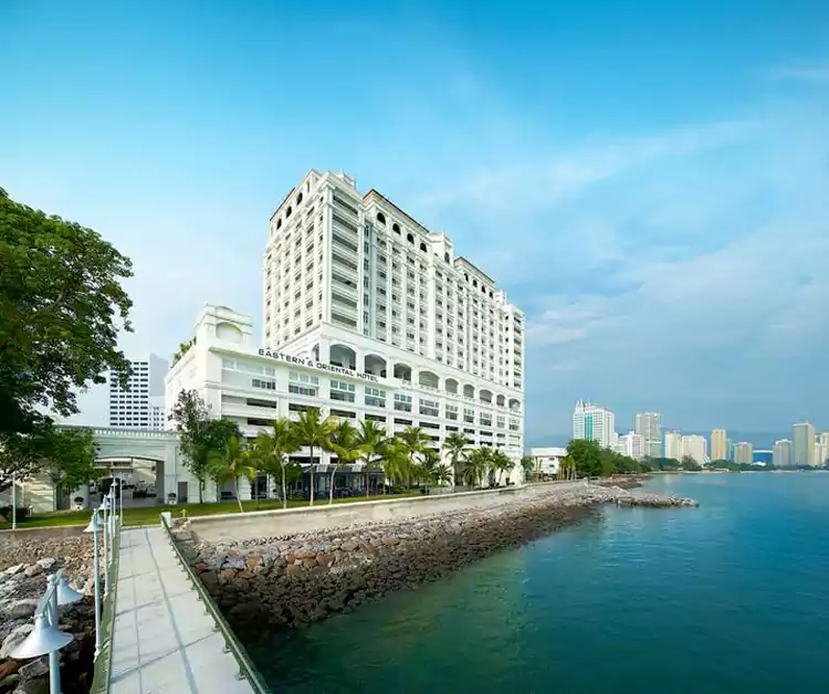 酒店坐落在临海地区，雪白色的英国维多利亚式建筑