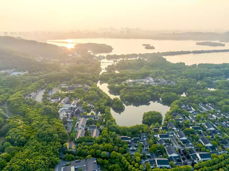 兩層建築匍匐在西湖邊,像從土裡自然生長出來 兩層建築匍匐在西湖邊,像從土裡自然生長出來