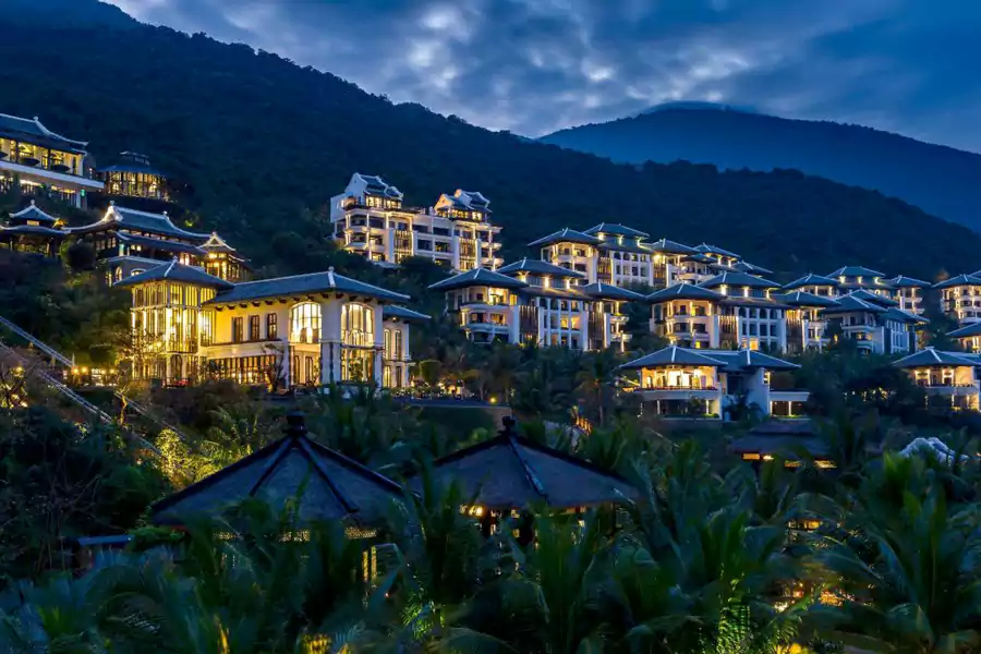 酒店，順著山茶半島的地勢，劃分成 “天堂、天空、大地、海洋” 四層秘境