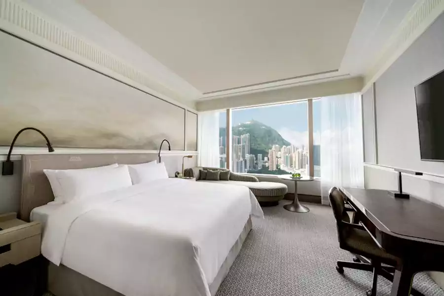 基础房的全景窗像画框,将太平山的绿意或维港的波光框成私藏景致 基础房的全景窗像画框,将太平山的绿意或维港的波光框成私藏景致