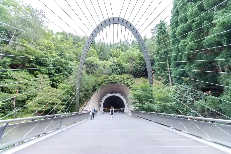需走過百米吊橋