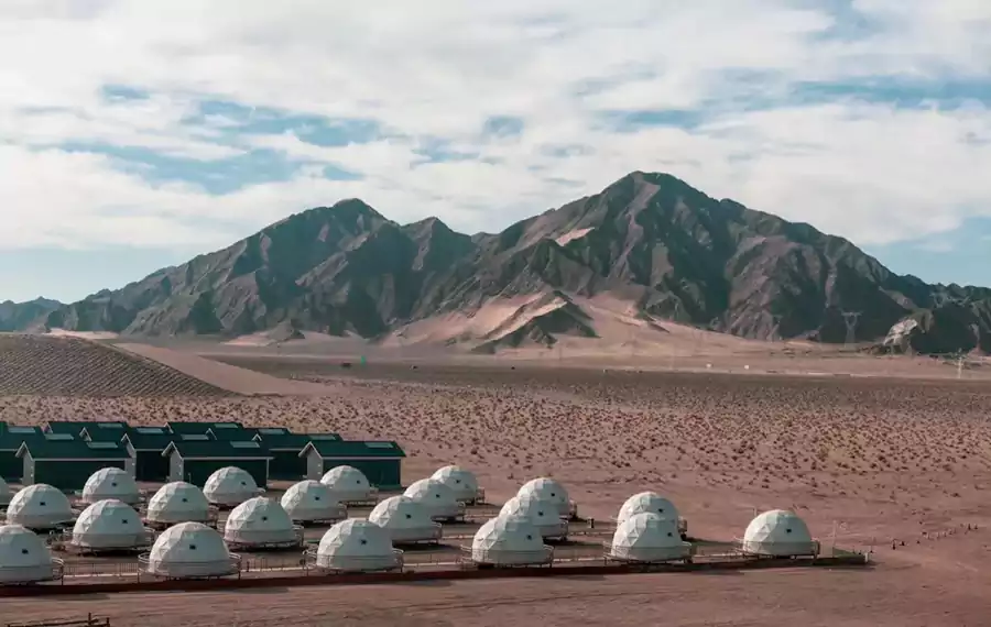 海西大柴旦北緯 37°星空營地,白色的蒙古包與小木屋整齊排列 海西大柴旦北緯 37°星空營地,白色的蒙古包與小木屋整齊排列