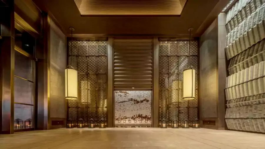 景德鎮陶藝家的《山城意向》陶瓷藝術牆映入眼簾 —— 手工瓷片類比屋瓦 景德鎮陶藝家的《山城意向》陶瓷藝術牆映入眼簾 —— 手工瓷片類比屋瓦