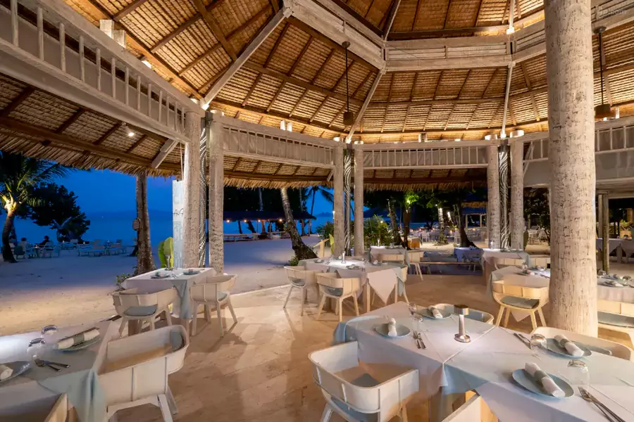 Al Fresco 餐廳則藏在沙灘上
