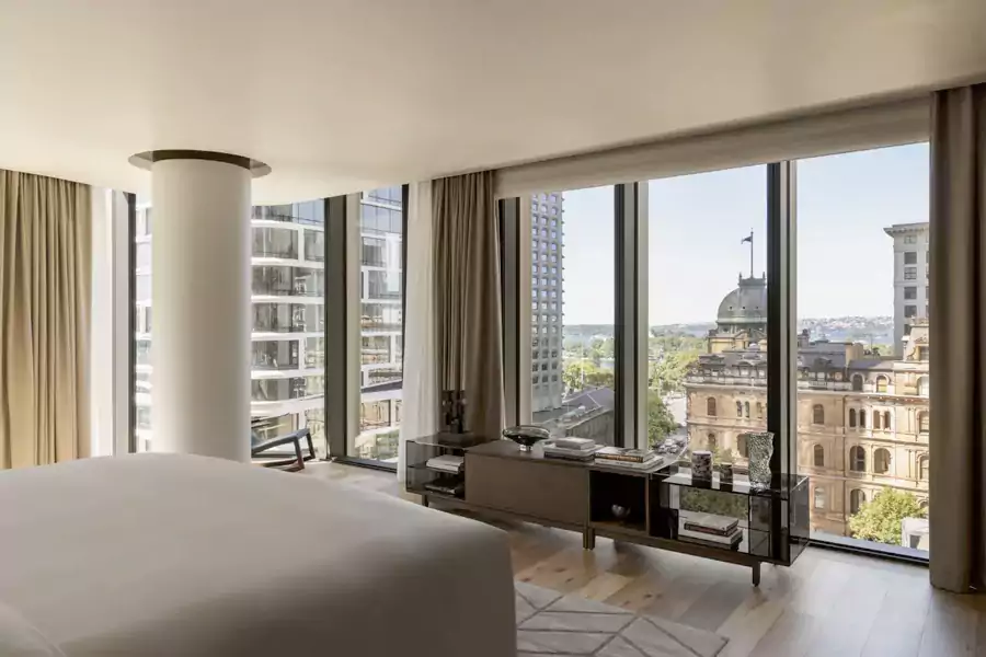 大利 Frette 织物的床品、专属定制的高饱和潘通色装饰，让稳重的古典风里，多了几分摩登气息
