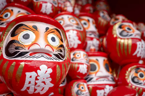 红底金纹的衣袍裹着胖乎乎的身躯