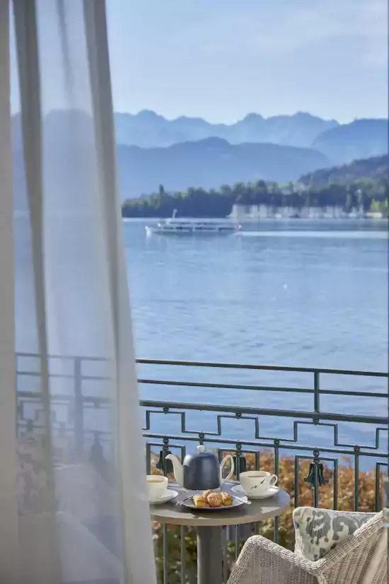 站在酒店的露台望向湖面