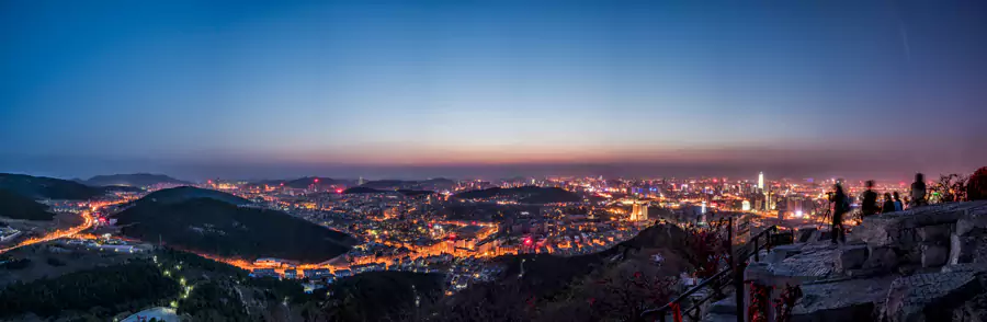 登上山顶，俯瞰济南城