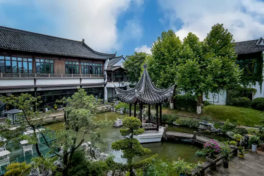 秉持修旧如旧的原则，保留了原有的石基、庭院水池与古树