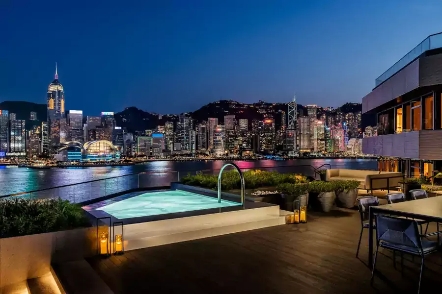 在露台泳池旁小坐
