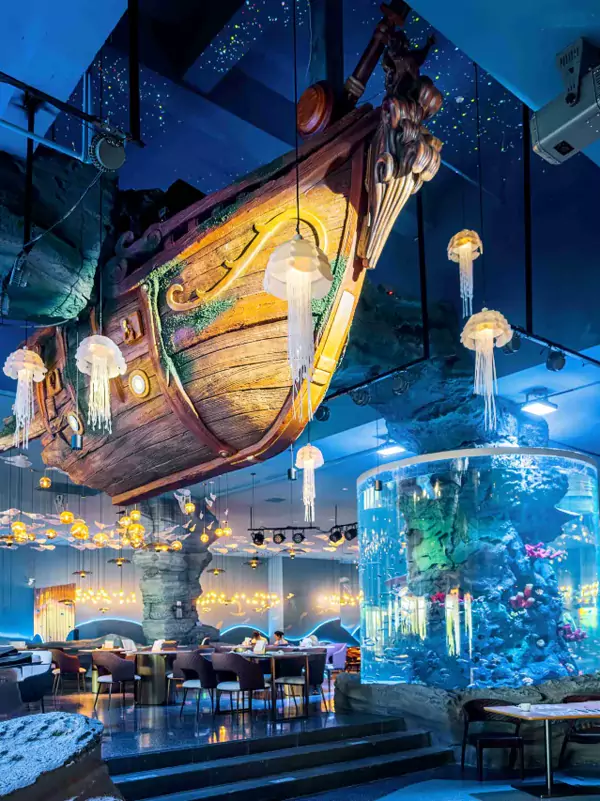 酒店的海底主题餐厅，简直是个小型水族馆