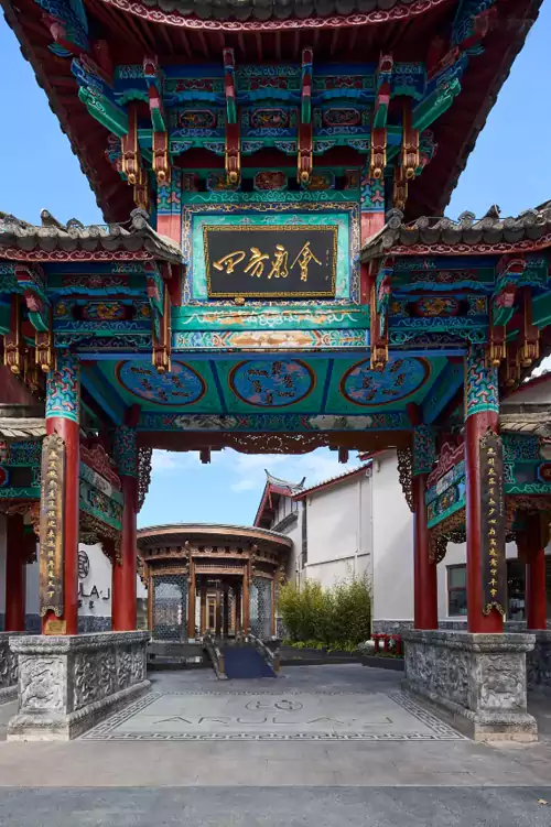 如今酒店门口还立着那座保留完好的庙会大门