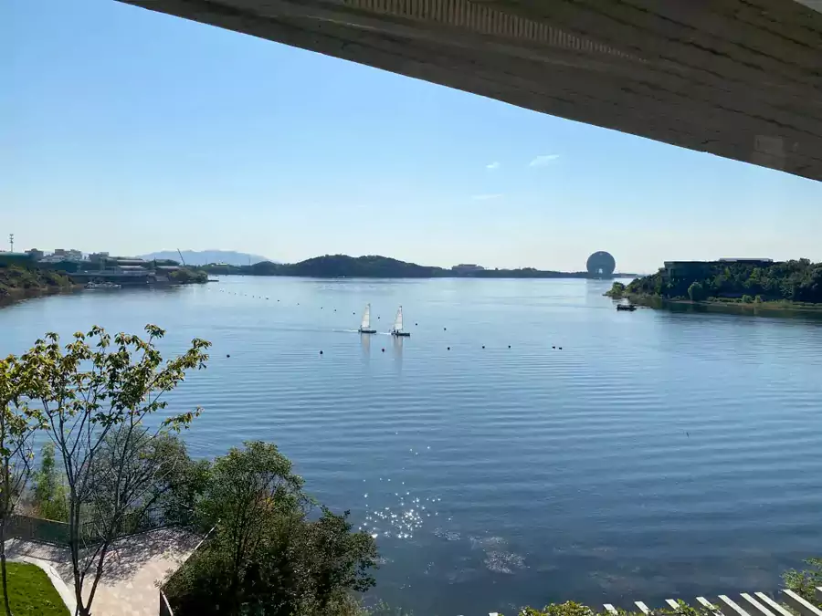当夕阳洒在瓦爿墙上,湖面泛起粼粼波光 当夕阳洒在瓦爿墙上,湖面泛起粼粼波光