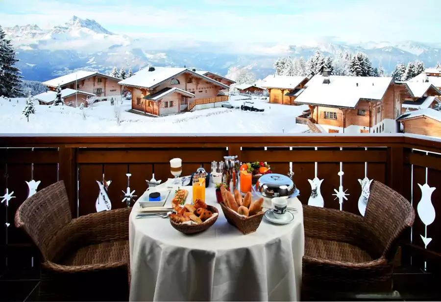 站在客房阳台远眺,皑皑白雪在流云下延伸至天际 站在客房阳台远眺,皑皑白雪在流云下延伸至天际