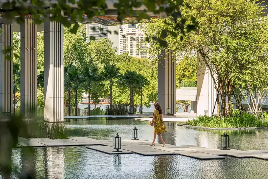 從踏入酒店的那一刻起，水便成了無處不在的主角