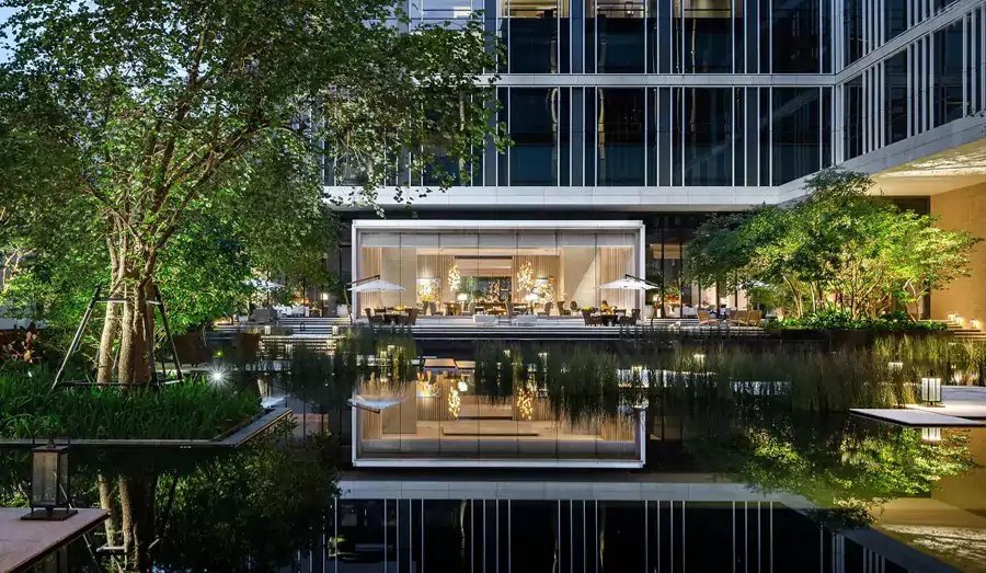 曼谷湄南河四季酒店將泰式傳統元素（如木雕、織物紋理）悄悄融入現代線條裡