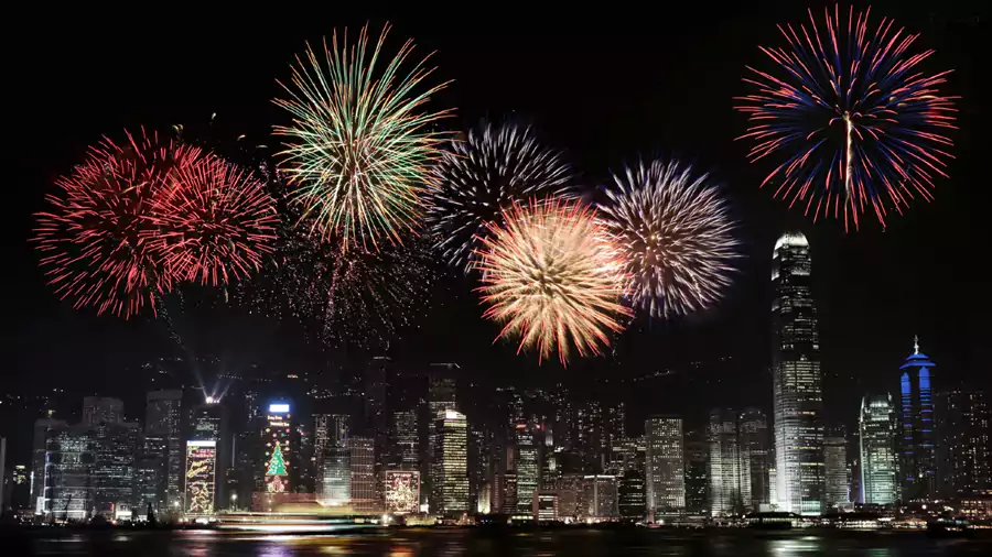 12 月 31 日午夜,维港的水上烟花在眼前绽放 12 月 31 日午夜,维港的水上烟花在眼前绽放