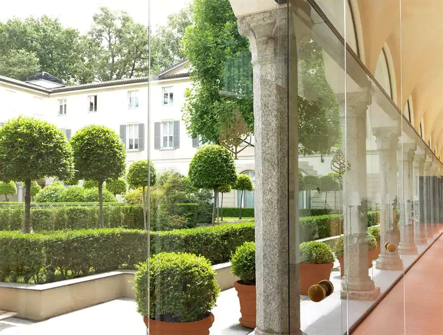 穿过前厅的玻璃走廊,春夏的生机先撞入眼帘 穿过前厅的玻璃走廊,春夏的生机先撞入眼帘