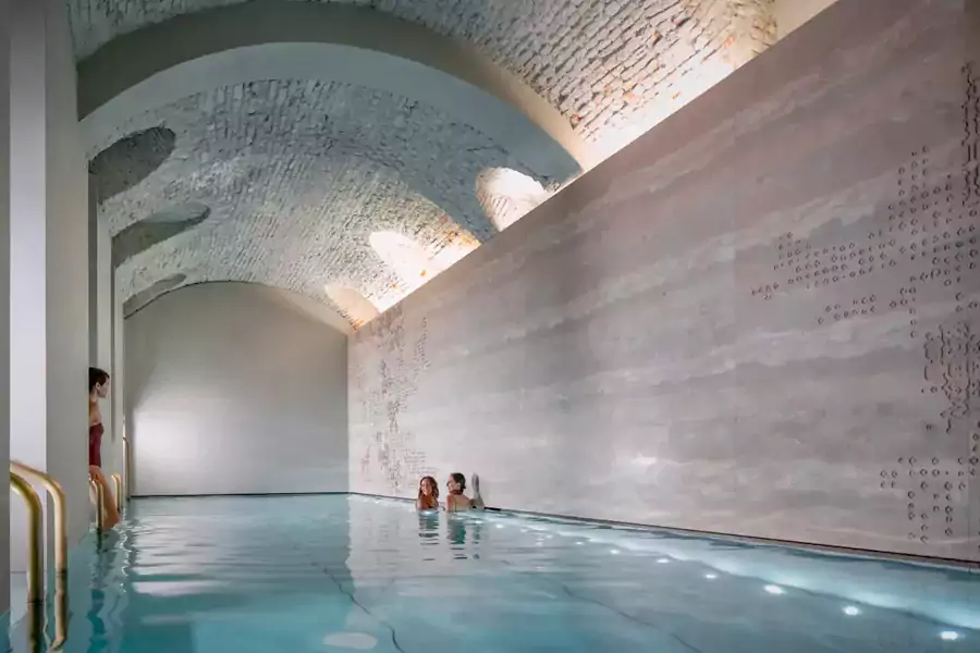 在遗址地底凿出一方空间,建成了一座时光泳池 在遗址地底凿出一方空间,建成了一座时光泳池