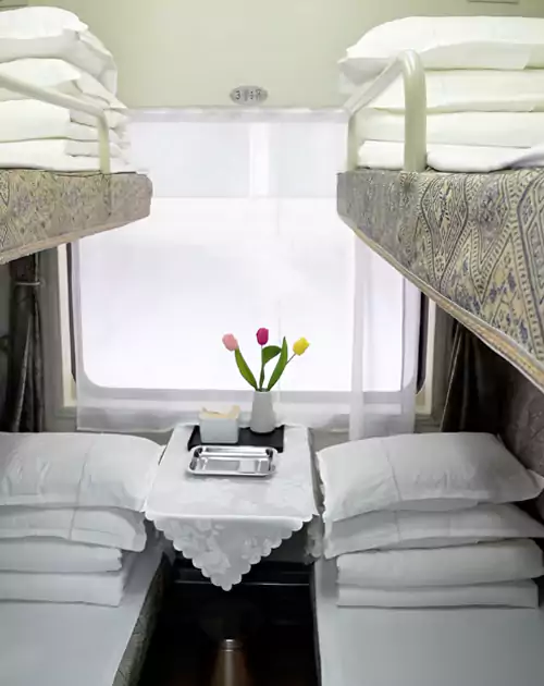 全列配备6节软卧车厢,每个包厢可容纳4人 全列配备6节软卧车厢,每个包厢可容纳4人