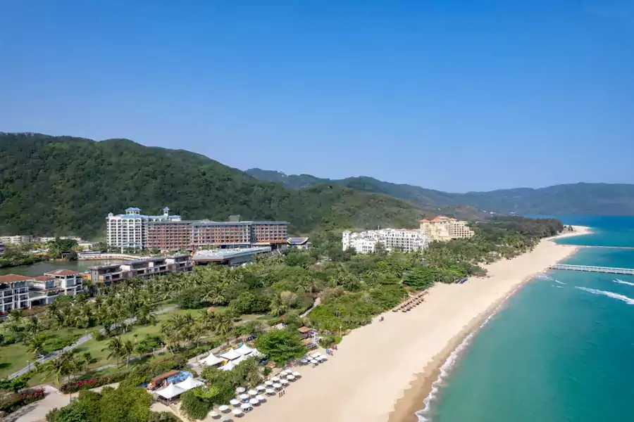酒店背靠苍山,面朝龙潭湖,与亚龙湾的大海只隔一条路 酒店背靠苍山,面朝龙潭湖,与亚龙湾的大海只隔一条路