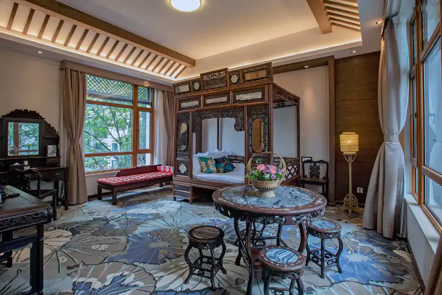 酒店的 80 多间客房,把国风特色与现代科技揉得恰到好处 酒店的 80 多间客房,把国风特色与现代科技揉得恰到好处