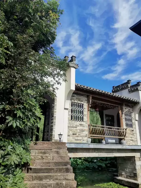 300 多幢徽式建筑组成的老街 300 多幢徽式建筑组成的老街