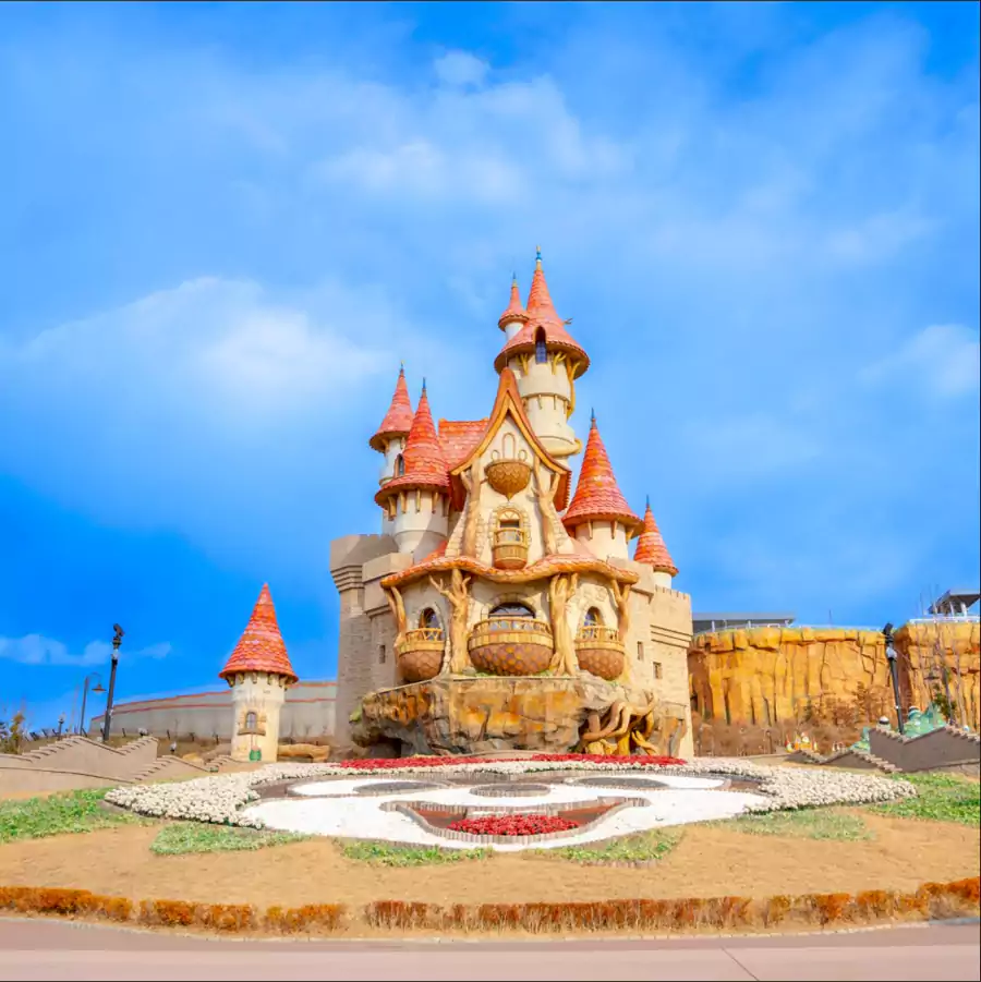 一座歐洲風格的城堡矗立在花叢中 一座歐洲風格的城堡矗立在花叢中