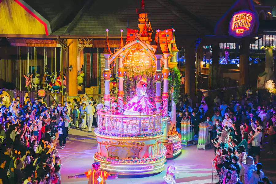 花車遊行從羅莉王國花園出發 花車遊行從羅莉王國花園出發