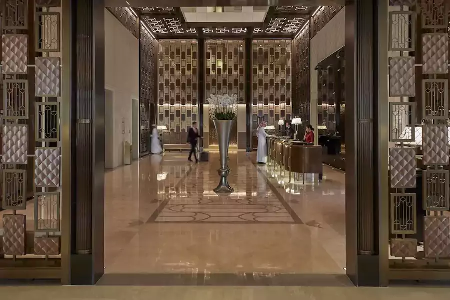 四周立着仿伊斯兰金属面纱的青铜屏风