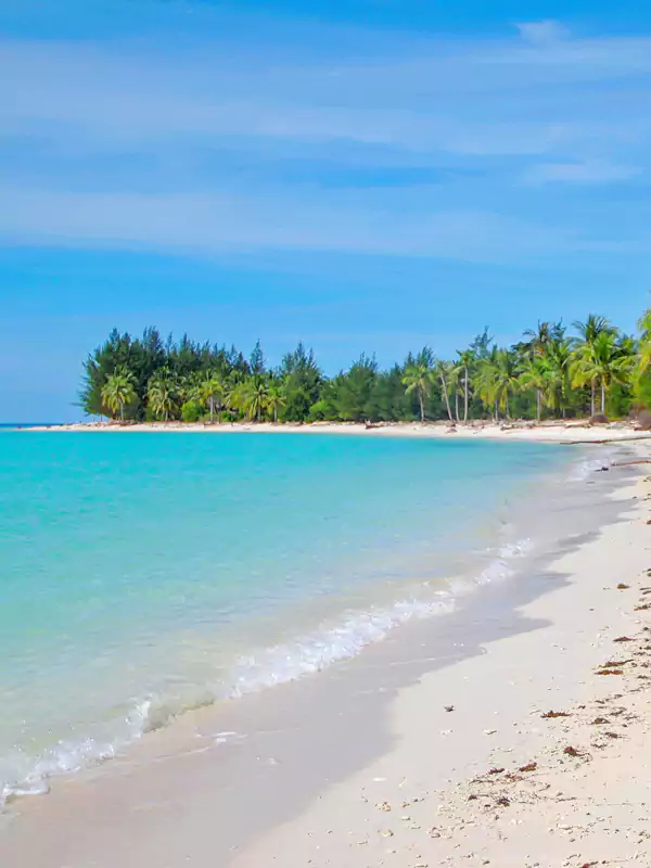 沙灘長約 2 公里,沙質像麵粉一樣細膩潔白 沙灘長約 2 公里,沙質像麵粉一樣細膩潔白