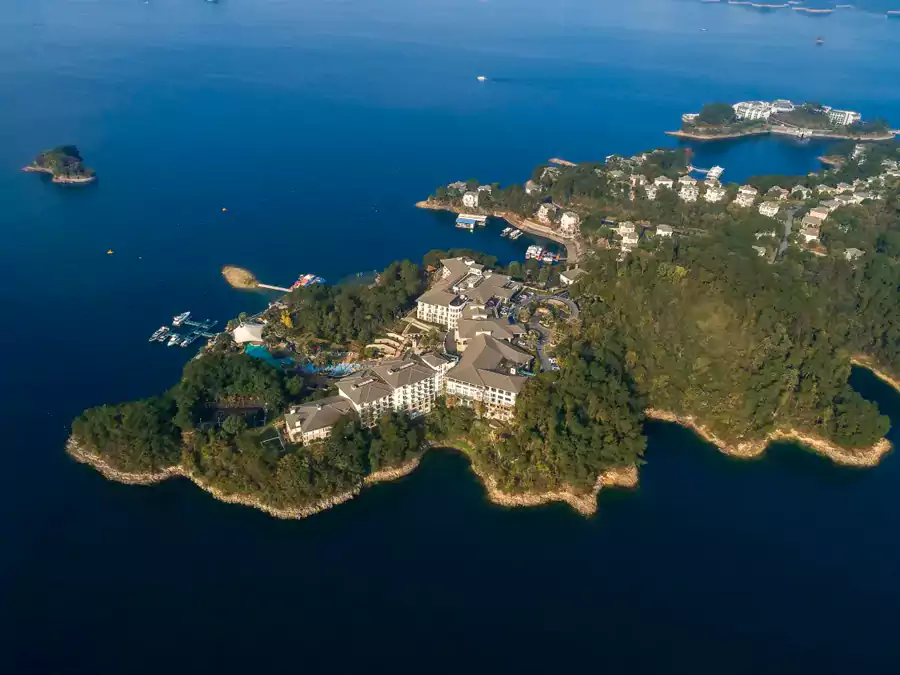 千島湖開元度假村就紮在千島湖中心湖區的麒麟半島上 千島湖開元度假村就紮在千島湖中心湖區的麒麟半島上