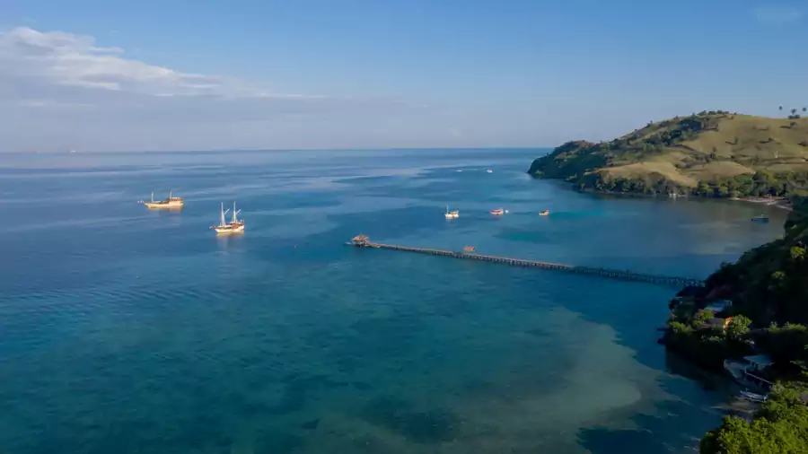 普拉塔伦科莫多海滩度假村坐落在 Waecicu 海滩附近的海湾岬角上