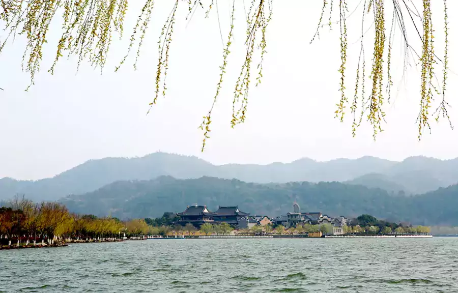 钱湖国宾馆，就坐落在东钱湖沙山路的临湖处