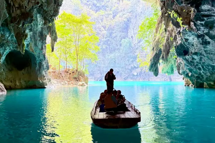 乘船划入地下暗河 乘船划入地下暗河