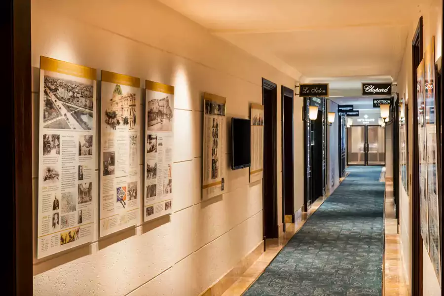 酒店的走廊裡掛滿了名人政要的下榻名單與歷史事件照片