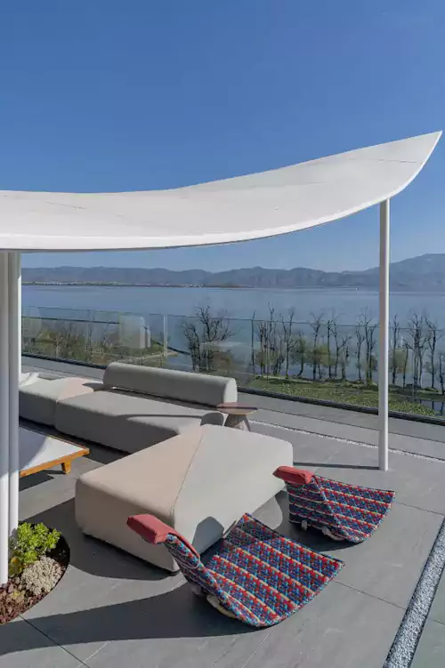 下午回酒店,躺在露台的藤椅上 下午回酒店,躺在露台的藤椅上